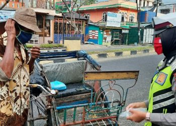 Polwan Polres Madina Bagikan Masker dan Nasi Bungkus kepada Warga yang Membutuhkan