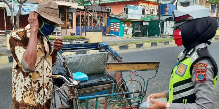 Polwan Polres Madina Bagikan Masker dan Nasi Bungkus kepada Warga yang Membutuhkan