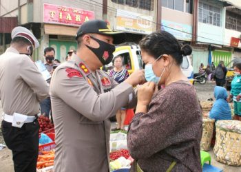 Kapolres Siantar, AKBP Boy Siregar Kunjungi Pasar Horas dan Bagikan Masker