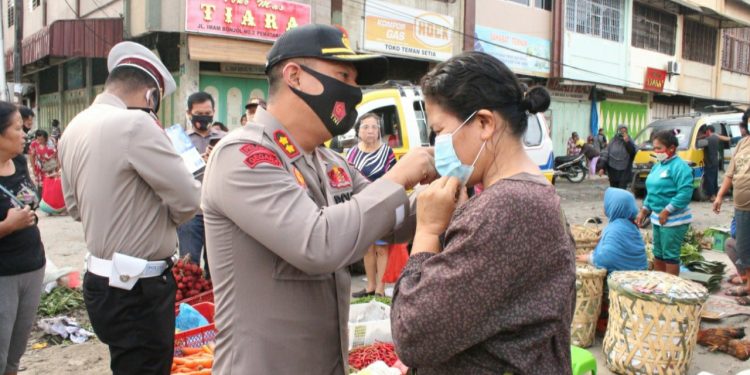 Kapolres Siantar, AKBP Boy Siregar Kunjungi Pasar Horas dan Bagikan Masker Kapolres Siantar, AKBP Boy Siregar Kunjungi Pasar Horas dan Bagikan Masker