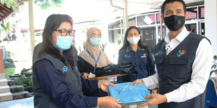 Sensus Penduduk Tahun 2020 Dimulai, Walikota Siantar Sematkan Atribut kepada Relawan