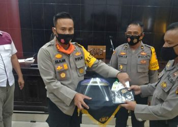 Kapolres Madina Bagikan APD Kepada Personil Pengamanan Kantor KPU dann Bawaslu