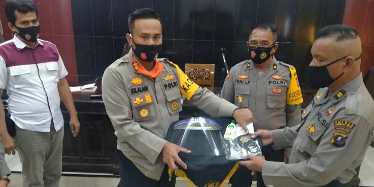 Kapolres Madina Bagikan APD Kepada Personil Pengamanan Kantor KPU dann Bawaslu Kapolres Madina Bagikan APD Kepada Personil Pengamanan Kantor KPU dann Bawaslu
