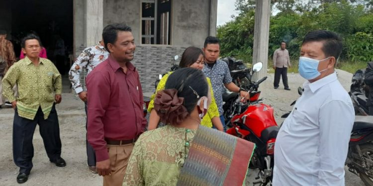 Warga "Surduk" RHS dengan "Dayok Nabinatur" agar Tetap Semangat Ikuti Konstalasi Pilkada Warga "Surduk" RHS dengan "Dayok Nabinatur" agar Tetap Semangat Ikuti Konstalasi Pilkada