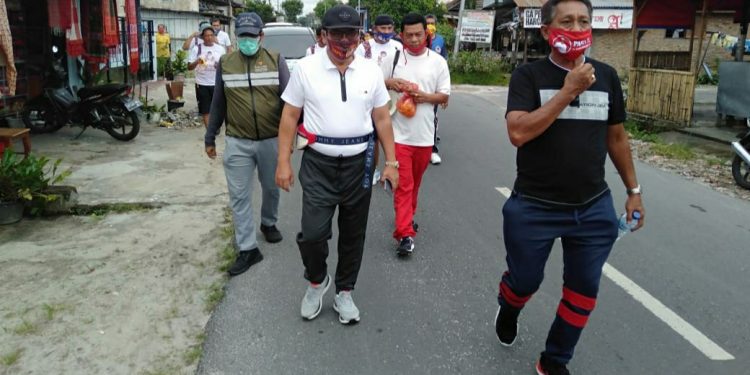 Asner Silalahi Sapa Warga Tomuan dan Imbau Gunakan Masker Asner Silalahi Sapa Warga Tomuan dan Imbau Gunakan Masker