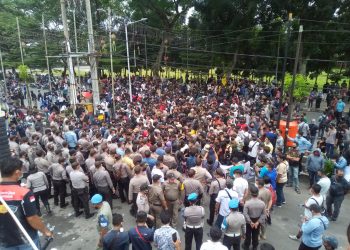 Demo Penolakan Omnibus Law di Siantar Ricuh, Sejumlah Polisi Terluka