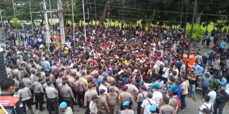 Demo Penolakan Omnibus Law di Siantar Ricuh, Sejumlah Polisi Terluka Demo Penolakan Omnibus Law di Siantar Ricuh, Sejumlah Polisi Terluka