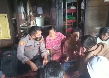 Berperahu di Danau Toba, Bripka Andi Simanjuntak, Antarkan Bantuan untuk Kakak Adik yang Cacat Permanen