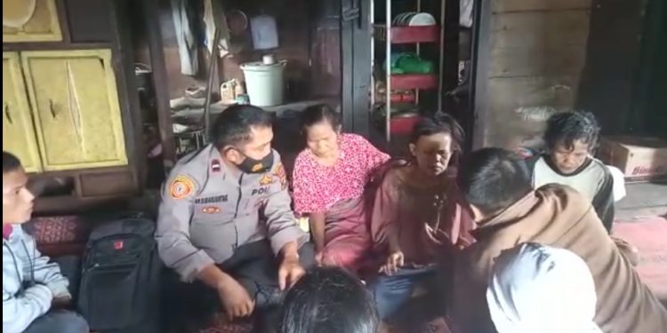 Berperahu di Danau Toba, Bripka Andi Simanjuntak, Antarkan Bantuan untuk Kakak Adik yang Cacat Permanen Berperahu di Danau Toba, Bripka Andi Simanjuntak, Antarkan Bantuan untuk Kakak Adik yang Cacat Permanen