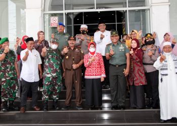 Dandim 0207/Simalungun Letkol Inf Rolly Souhoka ikut Berangkatkan Calon Haji Pematangsiantar