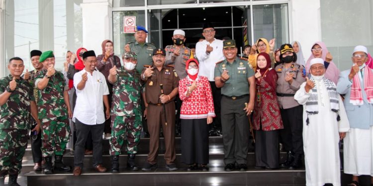 Dandim 0207/Simalungun Letkol Inf Rolly Souhoka ikut Berangkatkan Calon Haji Pematangsiantar