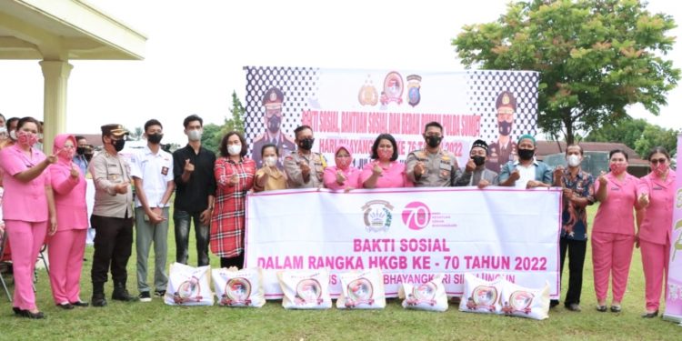 HUT Bhayangkara Ke-76, Polres Simalungun Bagikan Sembako 1100 Paket Untuk Warga Kurang Mampu