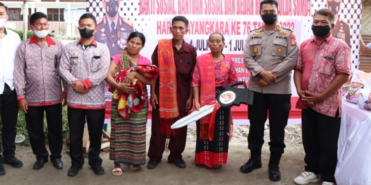 Kapolres Simalungun Resmikan Bantuan Bedah Rumah Layak Huni Jelang HUT Bhayangkara Ke-76