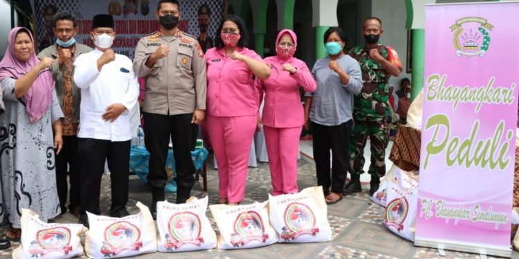 Bakti Sosial Polres Simalungun Bagi Bansos Dan Bersihkan Tempat Ibadah Menjelang HUT Bhayangkara Ke-76