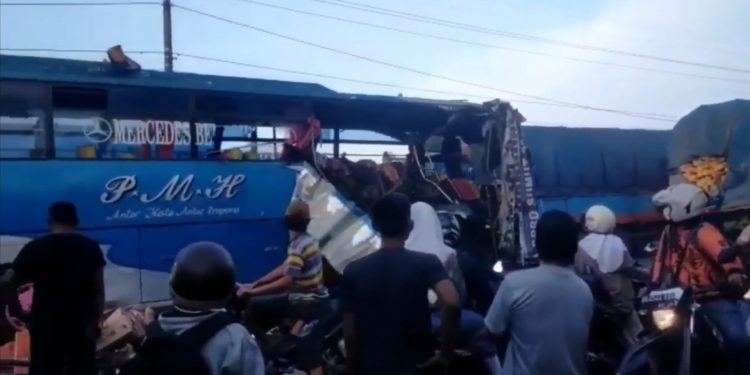 Bus PMH vs Truk Tronton di Jalinsum, Ferdinan Sinaga Tewas, Penumpang asal Siantar dan Simalungun Dirawat di RS