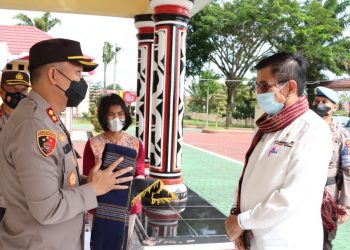 Dr. Hinca I.P. Panjaitan Diberikan Ulos Hiou Pamotting oleh AKBP Ronald Sipayung saat Reses di Polres Simalungun