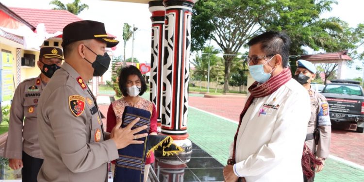 Dr. Hinca I.P. Panjaitan Diberikan Ulos Hiou Pamotting oleh AKBP Ronald Sipayung saat Reses di Polres Simalungun Dr. Hinca I.P. Panjaitan Diberikan Ulos Hiou Pamotting oleh AKBP Ronald Sipayung saat Reses di Polres Simalungun