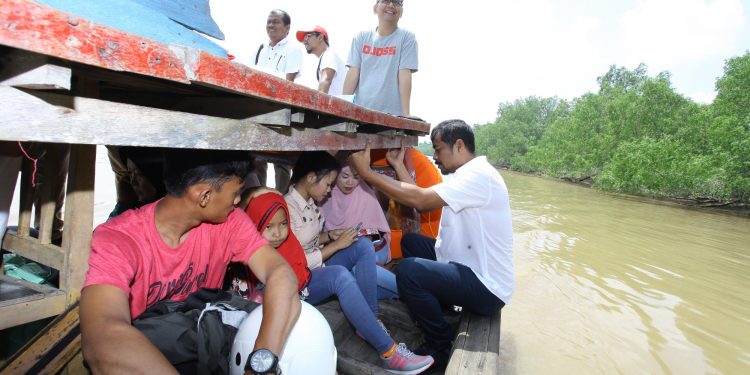 Warga Desa Jawi-jawi: Ini Pertama Kali Calon Gubernur atau Wakil Gubernur Datang Kemari Warga Desa Jawi-jawi: Ini Pertama Kali Calon Gubernur atau Wakil Gubernur Datang Kemari