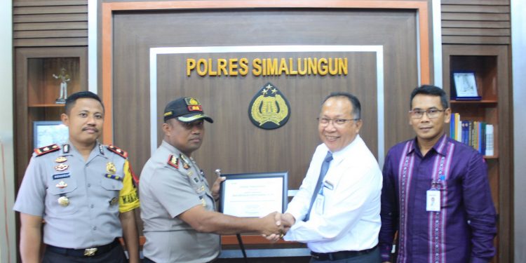 Selamat, Kapolres Simalungun Terima Penghargaan dari Bank Mandiri... Selamat, Kapolres Simalungun Terima Penghargaan dari Bank Mandiri...