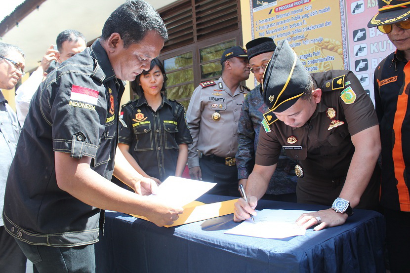 Ratusan Kilogram Ganja Dibakar Di Halaman Kantor Polisi Ratusan Kilogram Ganja Dibakar Di Halaman Kantor Polisi