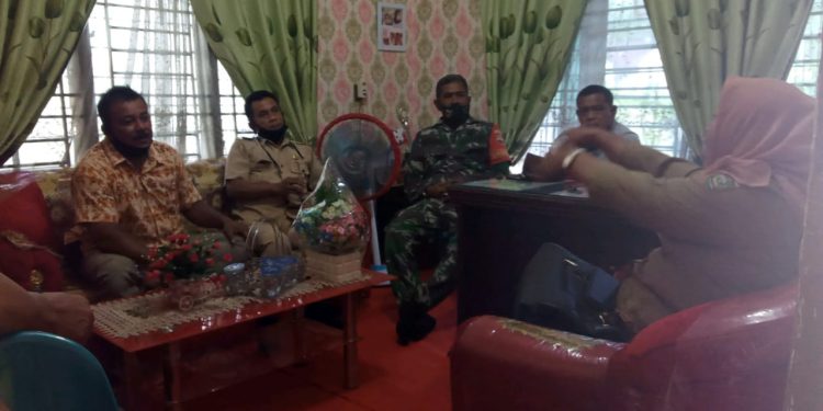 Berkoordinasi Dengan Staf Kelurahan, Personel Kodim 0208/Asahan Data Warga Penerima Bantuan Covid-19