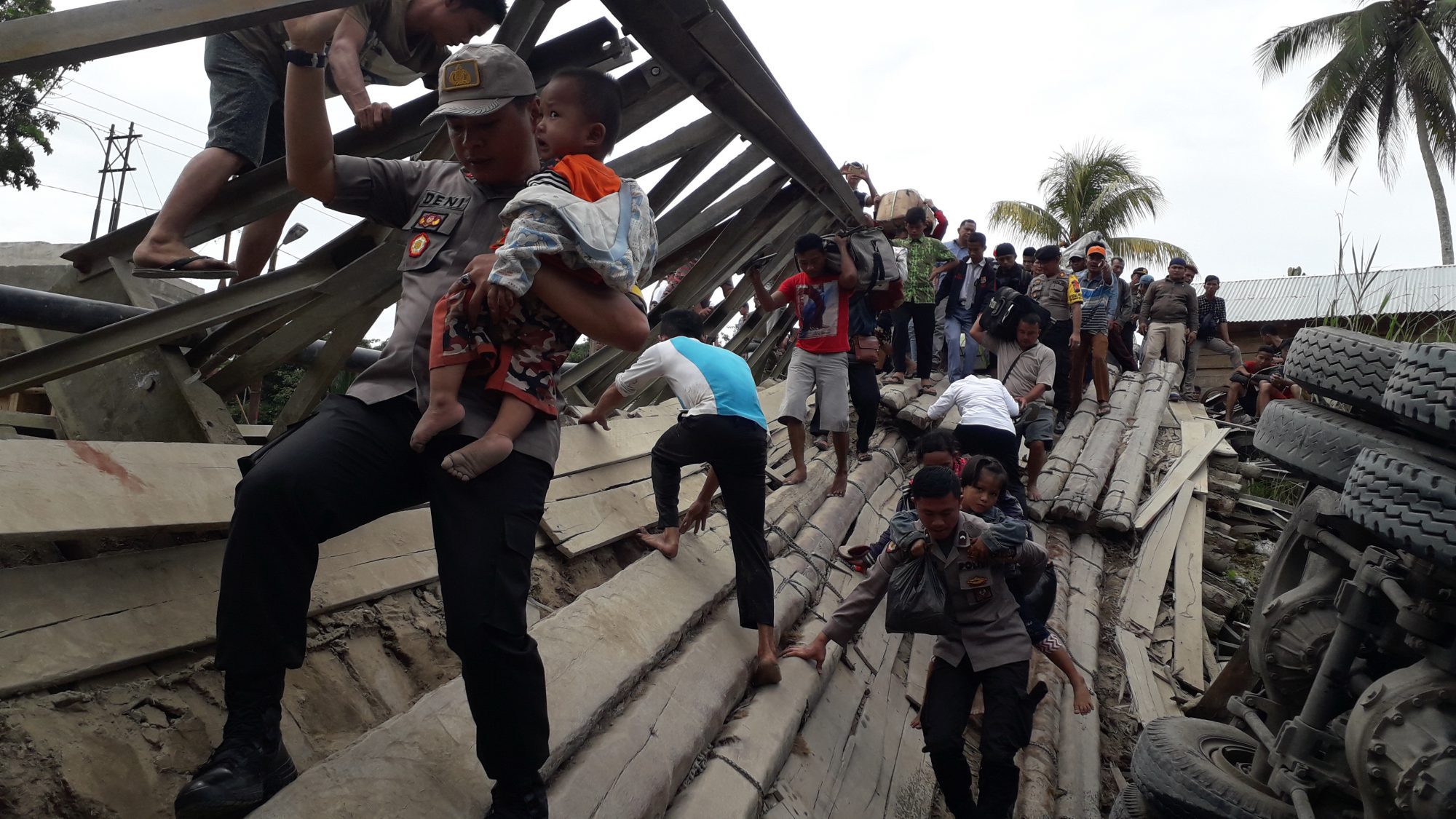 Jembatan Gido Penghubung Nias-Nias Selatan Ambruk, Kapolres Bantu Warga Melintas Jembatan Gido Penghubung Nias-Nias Selatan Ambruk, Kapolres Bantu Warga Melintas