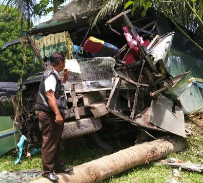 Kecelakaan Bus Intra, Tiga Penumpang Luka-luka Kecelakaan Bus Intra, Tiga Penumpang Luka-luka