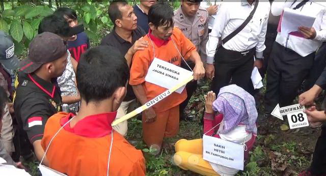 Hetdi Boru Tampubolon Menyembah Jauba Sinaga, Suaminya Dibantai di Perladangan Hetdi Boru Tampubolon Menyembah Jauba Sinaga, Suaminya Dibantai di Perladangan