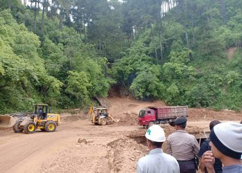 Akses Jalan Parapat Ditutup Hingga Proses Pembersihan Material Longsor Selesai