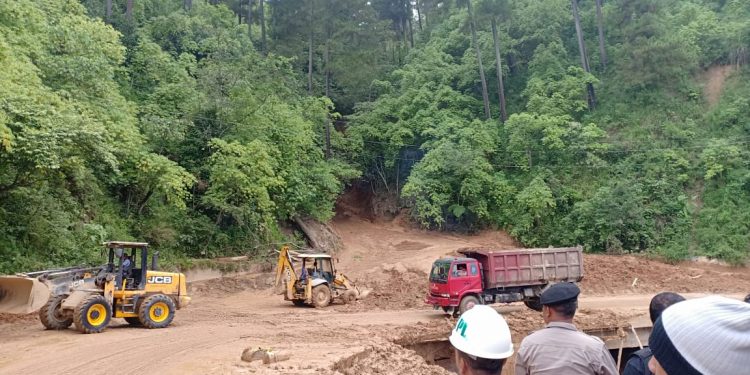 Akses Jalan Parapat Ditutup Hingga Proses Pembersihan Material Longsor Selesai