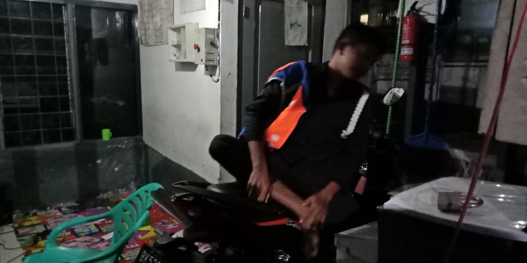 Hati-hati Melintas di Jalan Cokro, Penjaga Palang Kereta Api Sering Ketiduran