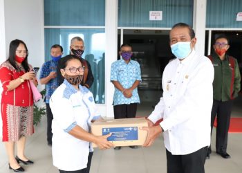 Wabup Taput Serahkan Bantuan Sembako kepada 146 Pelaku Wisata dan Ekonomi Kreatif