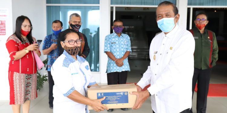 Wabup Taput Serahkan Bantuan Sembako kepada 146 Pelaku Wisata dan Ekonomi Kreatif