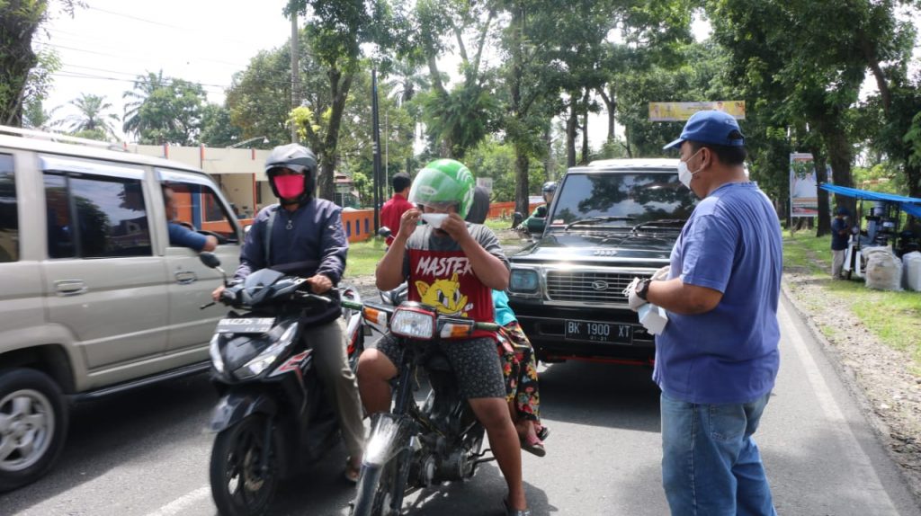 Sejumlah Jurnalis bersama Radiapoh Hasiolan Sinaga Bagikan 1000 Masker dan Sarung Tangan di Simalungun