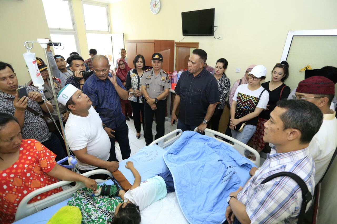 Kapolda Jenguk Korban Penganiayaan Ibu Kandung dan Ayah Tiri. Ibunya ditahan di Polres Tapsel... Kapolda Jenguk Korban Penganiayaan Ibu Kandung dan Ayah Tiri. Ibunya ditahan di Polres Tapsel...