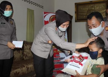 Kapolres Padangsidimpuan, AKBP Juliani Prihartini Berikan Beras Kepada Anak Yatim
