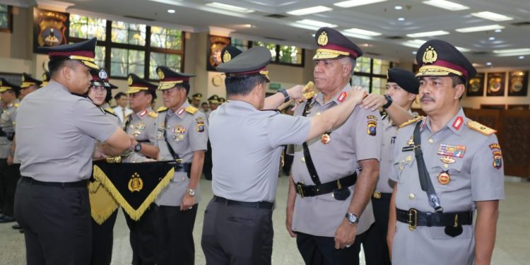 Kapolri Pimpin Sertijab Kapolda Sumut dan Sejumlah Pati Kapolri Pimpin Sertijab Kapolda Sumut dan Sejumlah Pati