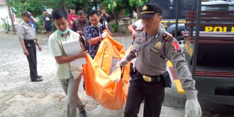 Mayat Pria dengan Sebotol Tuak di Jalan Gereja Ternyata Warga Lapangan Bola Mayat Pria dengan Sebotol Tuak di Jalan Gereja Ternyata Warga Lapangan Bola