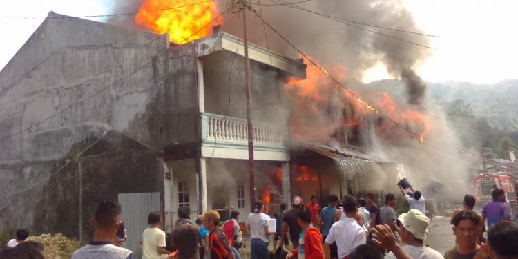 Api, Api, Teriak Warga. Lima Rumah Terbakar di Pahae Api, Api, Teriak Warga. Lima Rumah Terbakar di Pahae