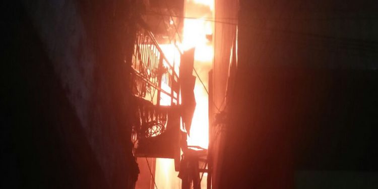 Rumah di pusat Kota Siantar terbakar, api belum berhasil dipadamkan Rumah di pusat Kota Siantar terbakar, api belum berhasil dipadamkan