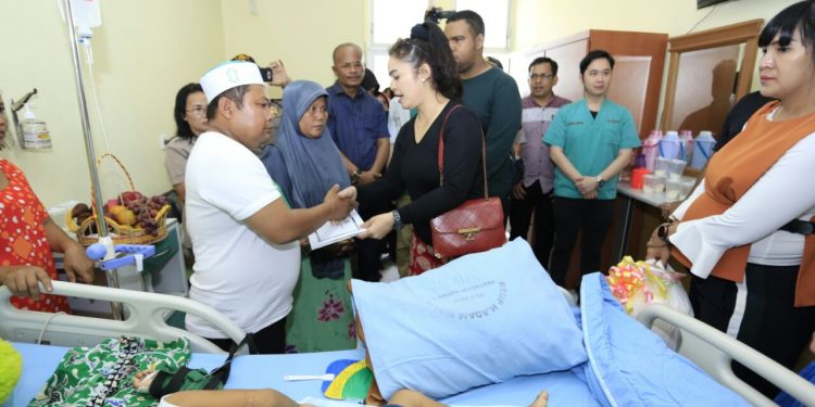 Kapolda Jenguk Korban Penganiayaan Ibu Kandung dan Ayah Tiri. Ibunya ditahan di Polres Tapsel... Kapolda Jenguk Korban Penganiayaan Ibu Kandung dan Ayah Tiri. Ibunya ditahan di Polres Tapsel...