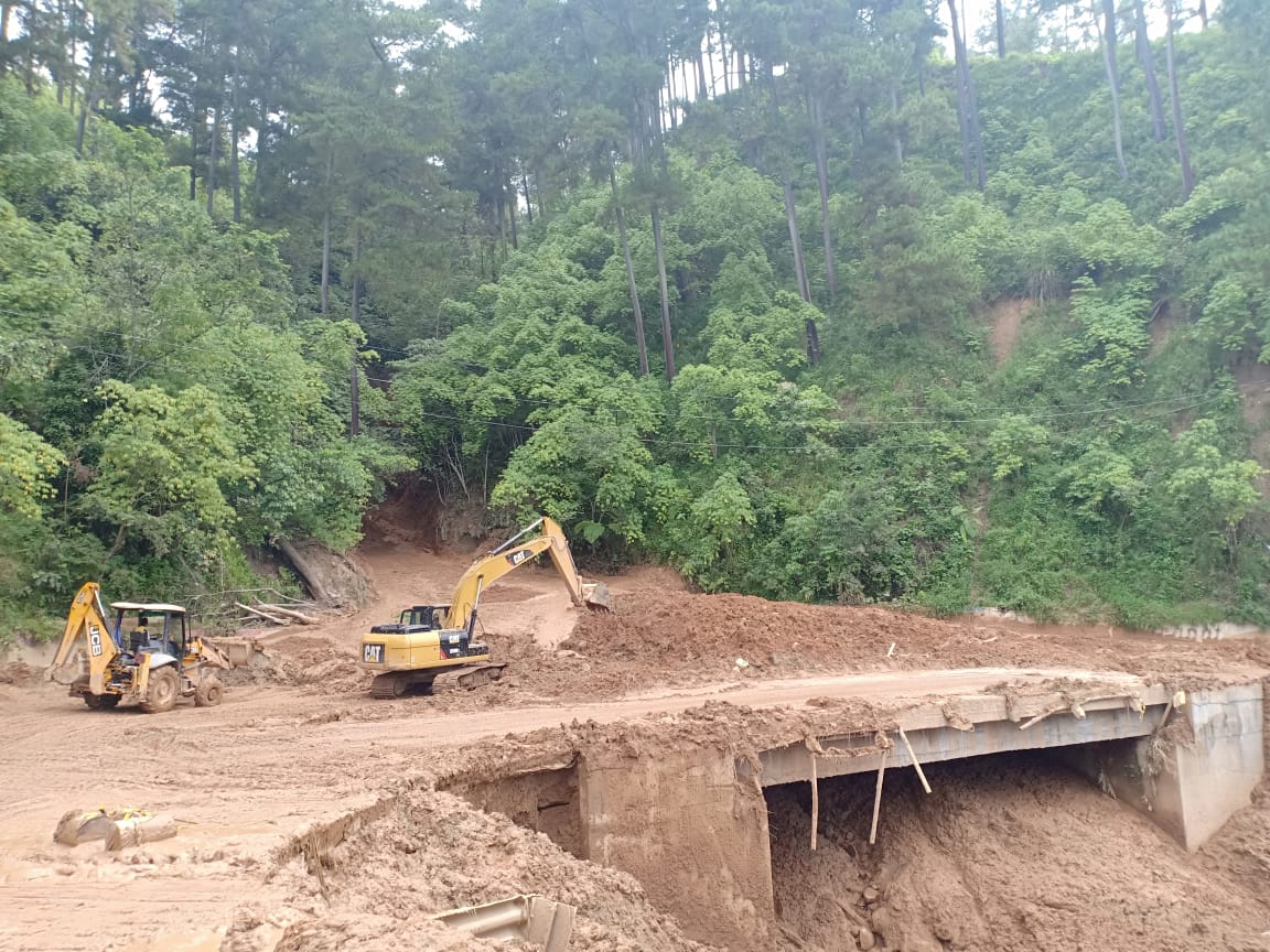 Akses Jalan Parapat Ditutup Hingga Proses Pembersihan Material Longsor Selesai