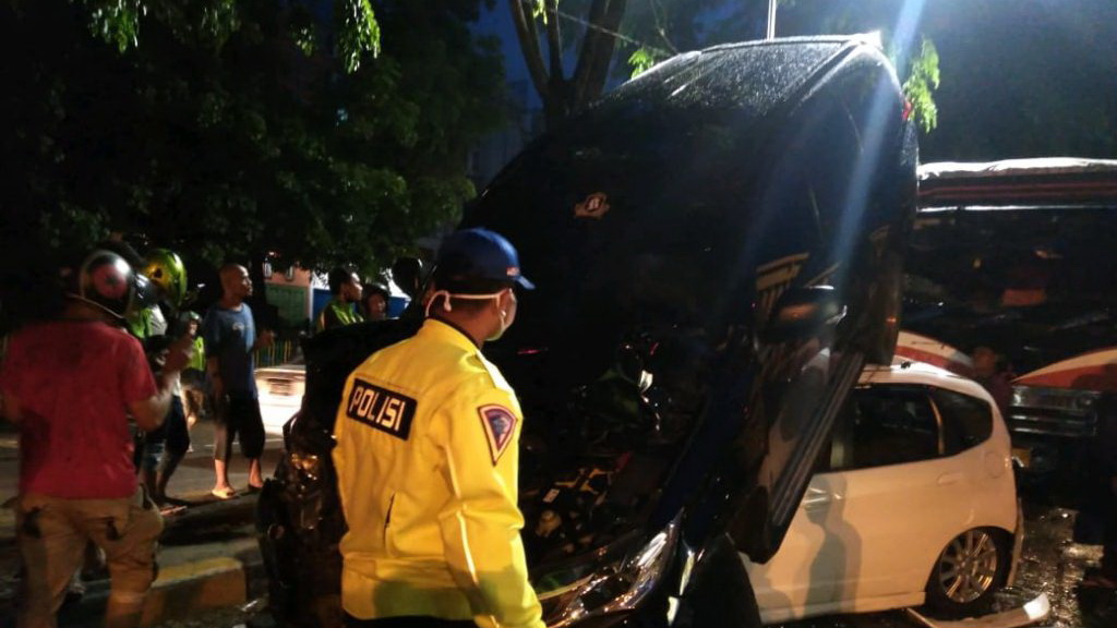 Lima Mobil Terlibat Kecelakaan Beruntun di Gagak Hitam