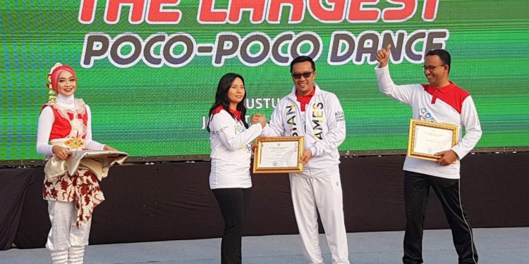 Livi Zheng Terima Penghargaan dalam Guinness World Record The Largest Poco-poco 2018 Livi Zheng Terima Penghargaan dalam Guinness World Record The Largest Poco-poco 2018