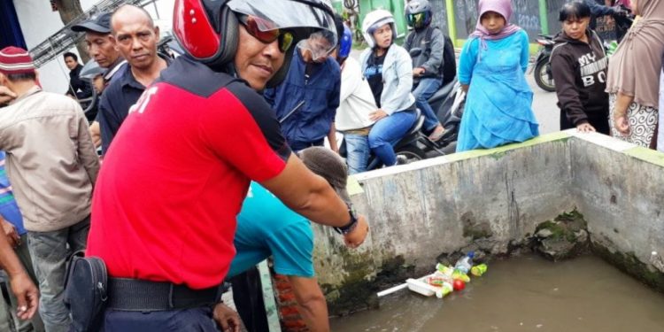 Bayi Dibuang Di saluran Irigasi. Pelaku Ternyata Ibunya yang Berstataus Mahasiswi. Ini Videonya... Bayi Dibuang Di saluran Irigasi. Pelaku Ternyata Ibunya yang Berstataus Mahasiswi. Ini Videonya...