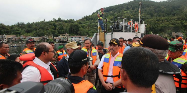 Di Depan Keluarga Korban KM Sinar Bangun, Luhut Panjaitan Adu Mulut Dengan Ratna Sarumpaet Di Depan Keluarga Korban KM Sinar Bangun, Luhut Panjaitan Adu Mulut Dengan Ratna Sarumpaet