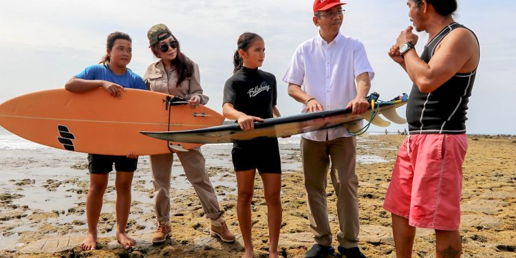 Berkunjung ke Pulau Nias, ini Cerita Sihar dan Istri dari Pantai Sorake...
