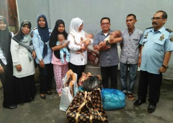 Dilaporkan jadi Calo PNS, Ibu Muda ini Dipenjara Bersama 3 Bayi Kembarnya