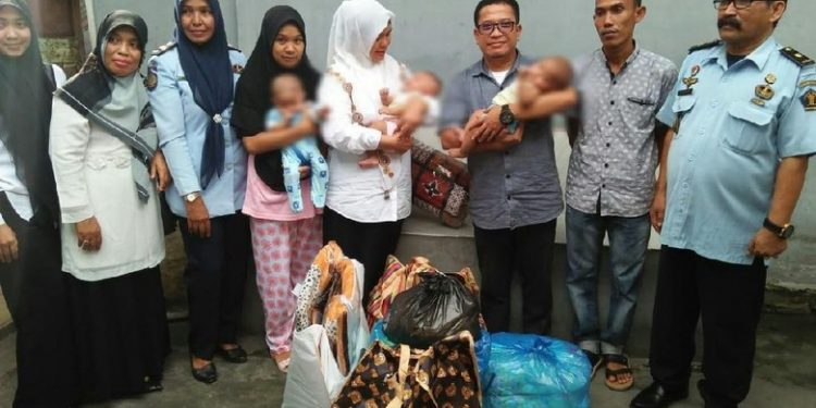 Dilaporkan jadi Calo PNS, Ibu Muda ini Dipenjara Bersama 3 Bayi Kembarnya Dilaporkan jadi Calo PNS, Ibu Muda ini Dipenjara Bersama 3 Bayi Kembarnya