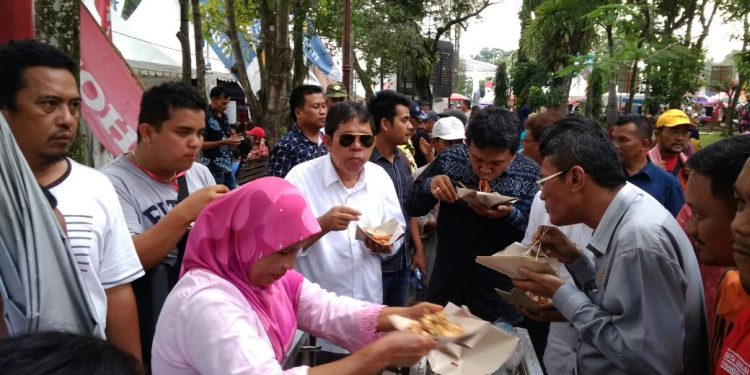 Ketua DPRD dan Wawako Kunjungi Festival Serbu Siantar Ketua DPRD dan Wawako Kunjungi Festival Serbu Siantar